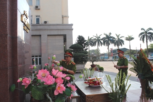 Đồng chi Trung tướng, GS.TS Nguyễn Xuân Yêm, Giám đốc Học viện CSND và các đồng chí trong Đảng ủy, Ban Giám đốc Học viện thắp hương tại tượng đài Chủ tịch Hồ Chí Minh